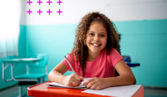 Estudante sorrindo na sala de aula.