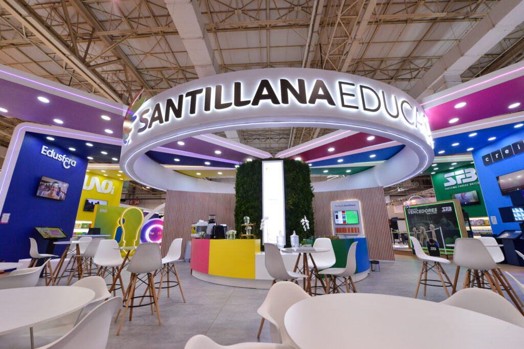 Estande da Santillana Educação na Bett Brasil 2023.